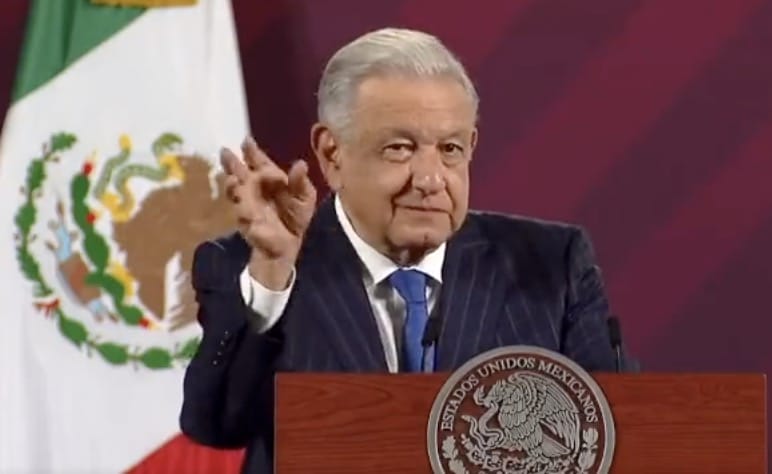 El Presidente culpó a sus opositores de crear una manipulación, ya que aseguró él no escuchó lo que le gritaban los reporteros por lo que hizo un chiste.