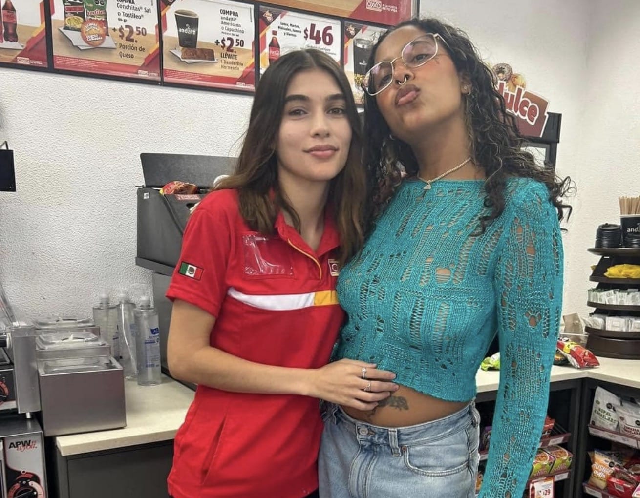 Tokischa visita Oxxo en Cadereyta y hace colaboración con la "Chica del Oxxo"