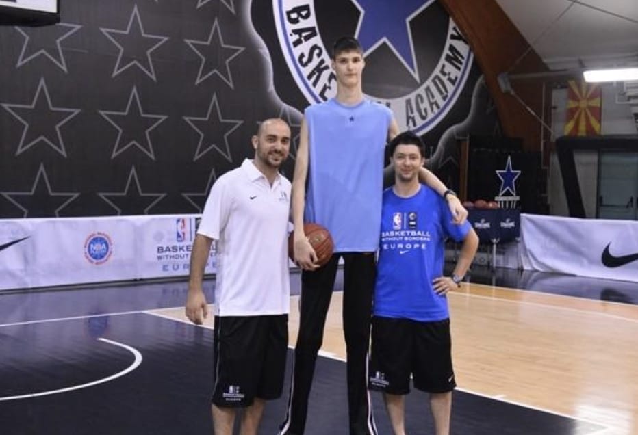 Robert Bobroczky, el gigante de 2.31 metros que soñaba con jugar en la NBA
