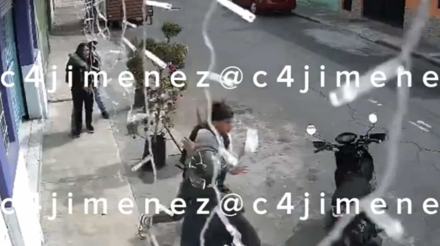 “Hey gu…, ¿cómo la dejas sola?”, gritó uno de los asaltantes, quien aún así le robó el teléfono celular a la joven.