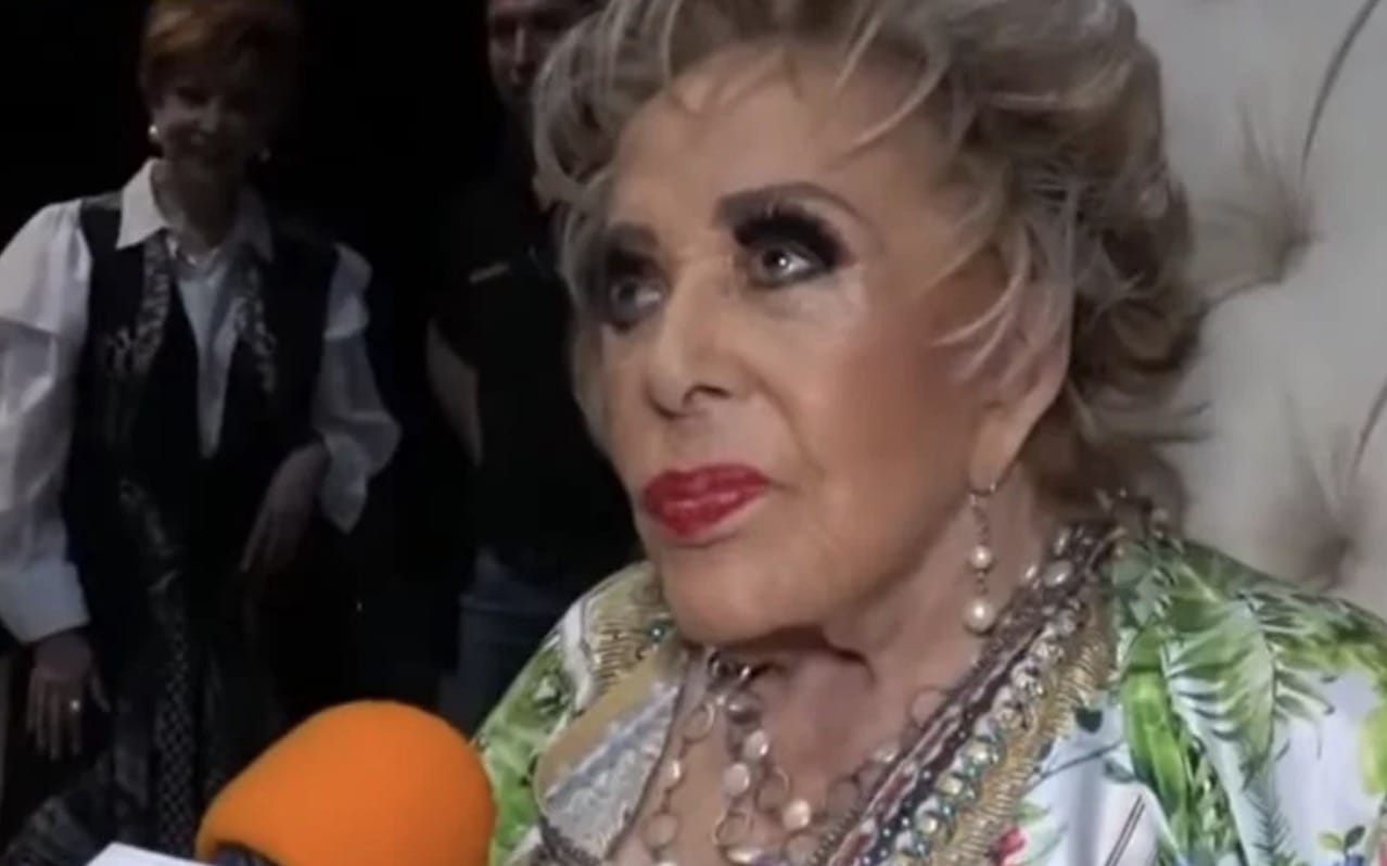 La primera actriz Silvia Pinal fue dada de alta del hospital, luego de padecer influenza.