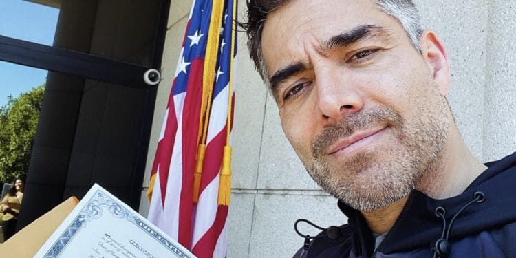 Omar Chaparro obtiene su ciudadanía estadounidense y la presume: “Dios bendiga América”