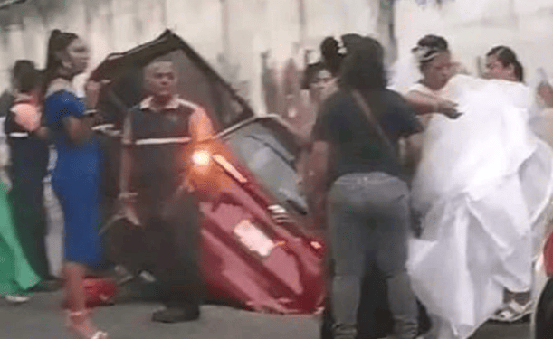 La mujer tuvo que abordar un taxi para llegar al altar