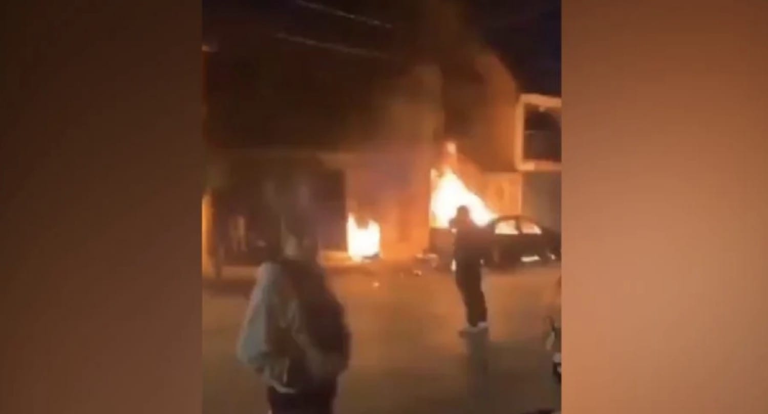 Tras una discusión generada por contaminación auditiva, un hombre disparó contra un joven y la familia de este decidió incendiar su domicilio y algunos vehículos
