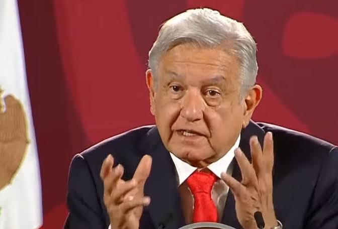 AMLO pide al policía que asesinó al normalista que se entregue