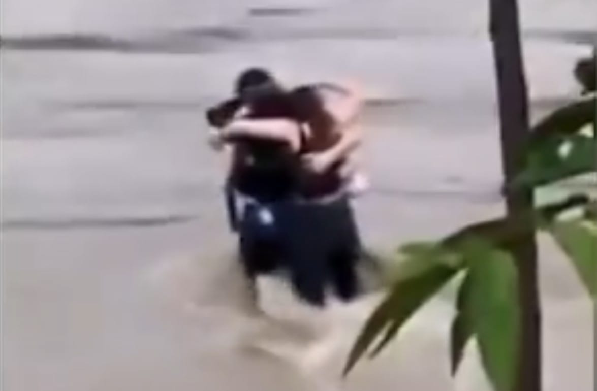 Amigos se despiden con ‘último abrazo’ antes de ser arrastrados por un río en Italia