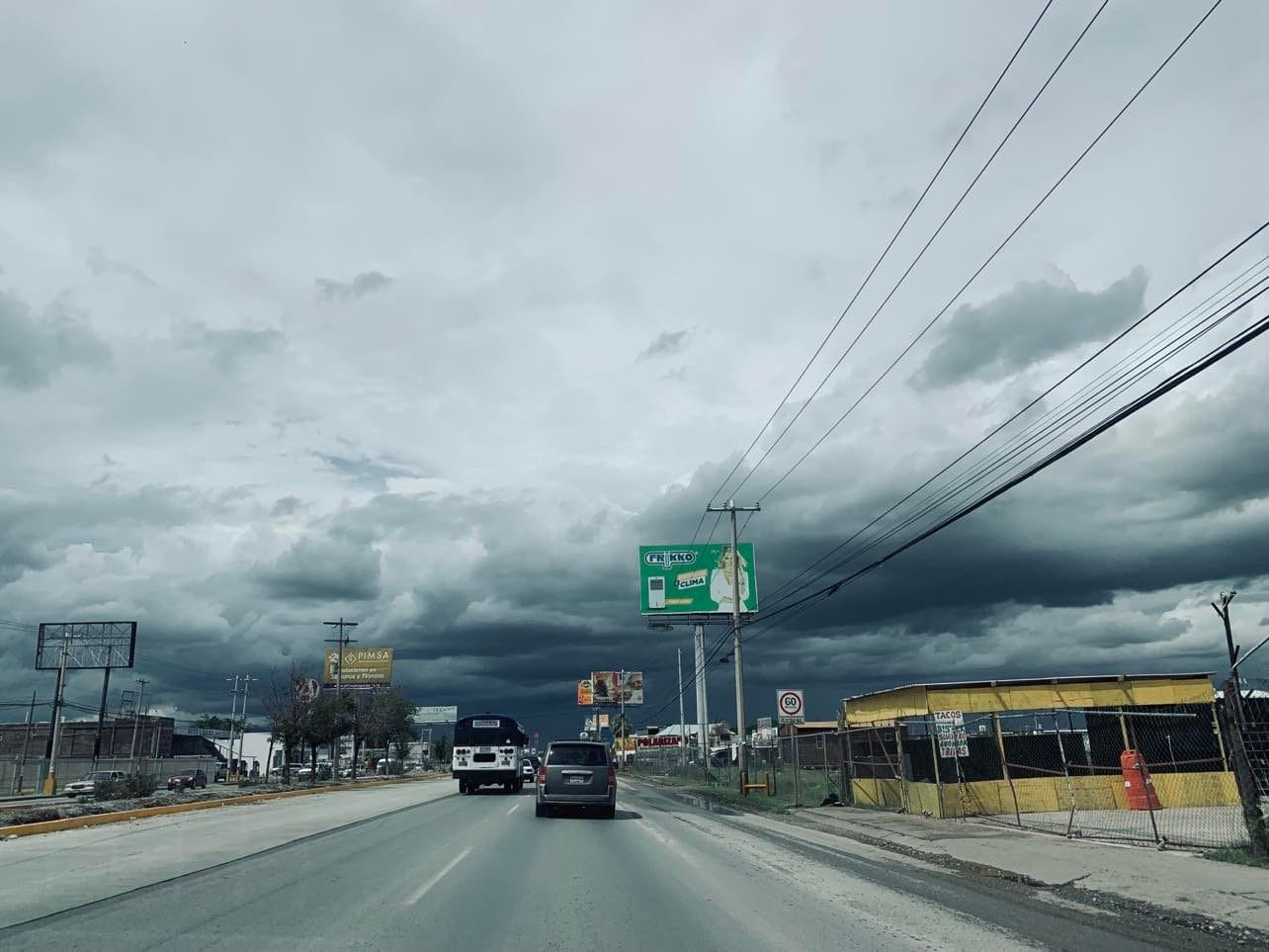 Rachas de viento de 50 a 70 kilómetros por hora y condiciones para la formación de
torbellinos, se prevén en zonas de Chihuahua y Coahuila.