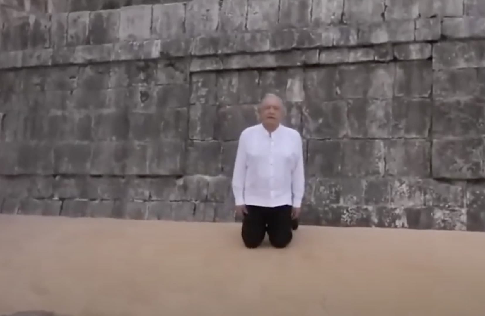 AMLO se hinca ante los mexicanos
