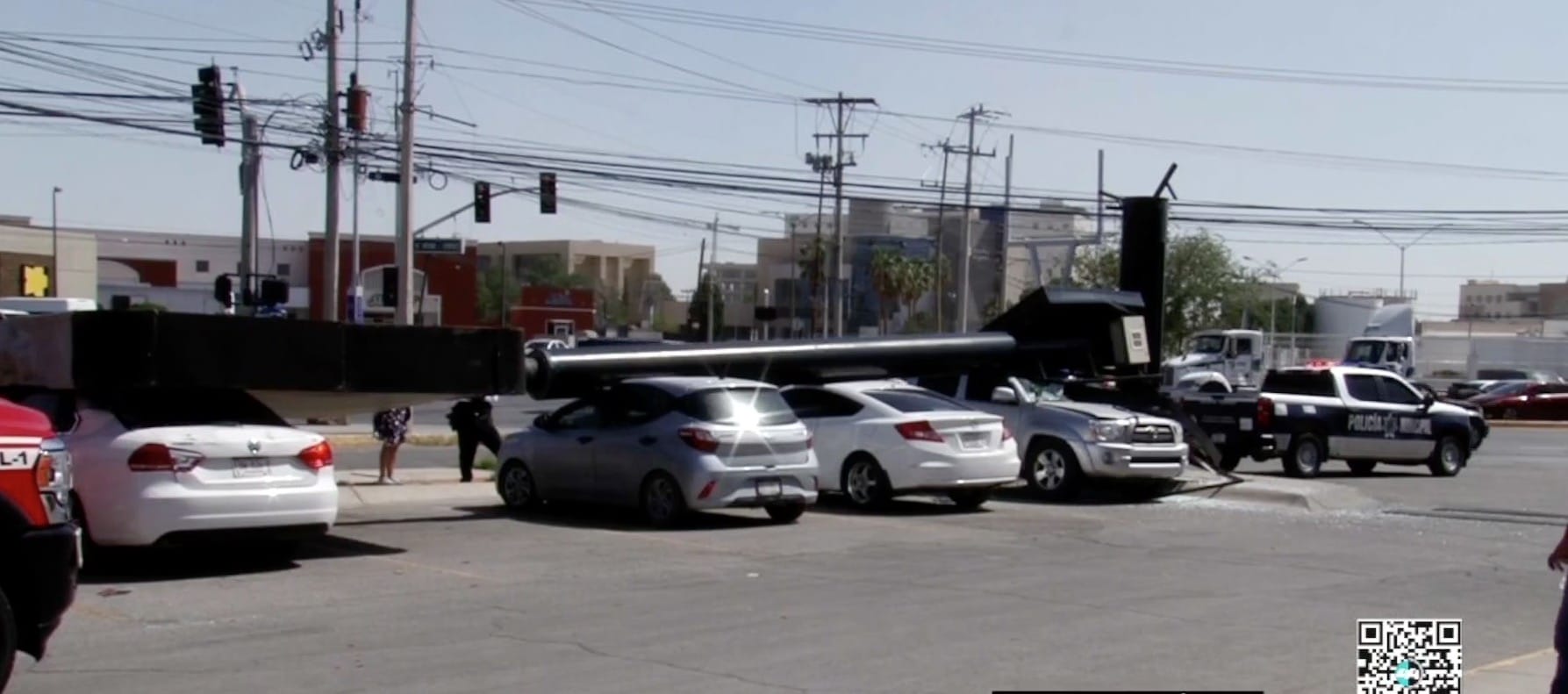 Anuncio panorámico cayó encima de 4 autos