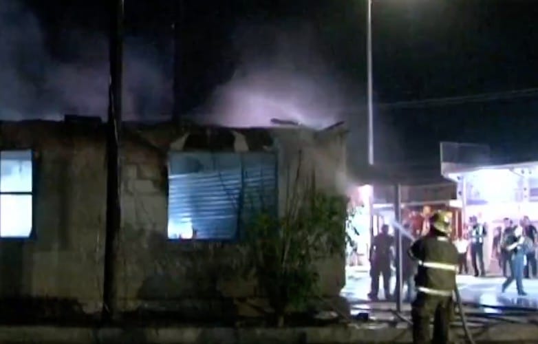 Incendio en negocio de piñatas en la Azteca