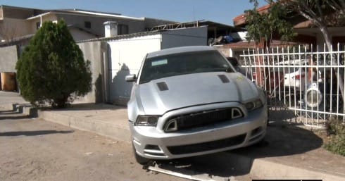 Arrolló a 2 mujeres y chocó frente de casa