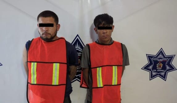 Sujetos bebían a bordo de auto y los descubrieron con pistola