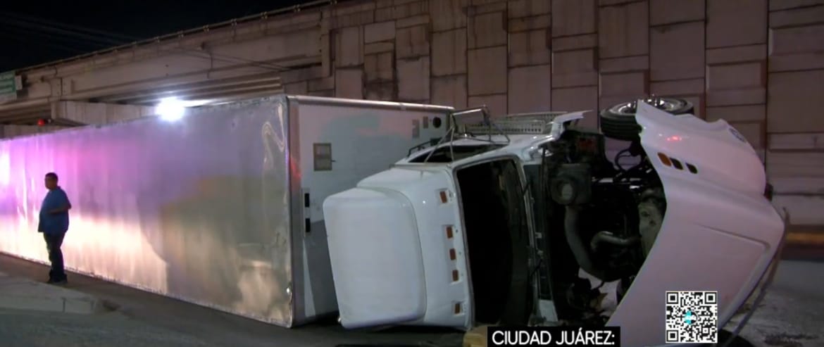 En una vuelta tráiler terminó volcado