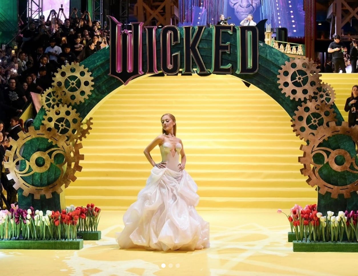 ¿Cuánto costó el vestido que usó Ariana Grande en la premier de ‘Wicked’ en CDMX?
