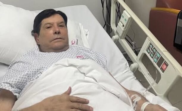 El querido conductor de televisión preocupó a sus seguidores al compartir una fotografía desde una cama de hospital, la madrugada de este viernes.