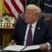 El presidente de Estados Unidos, Donald Trump, ha firmado una orden ejecutiva que busca eliminar la ciudadanía por nacimiento para los hijos de inmigrantes indocumentados.