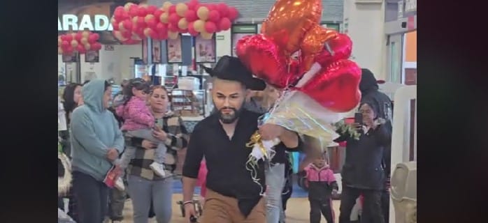 ¡Sorpresa en el S-Mart Talamás Camandari! Una botarga de Carin León hace su aparición