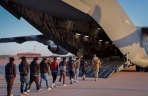 El Gobierno de Trump deja de usar aviones militares para deportaciones por su alto costo. Noticias en tiempo real