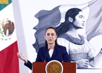 MEX6022. CIUDAD DE MÉXICO (MÉXICO), 10/03/2025.- La presidenta de México, Claudia Sheinbaum, habla este lunes durante su conferencia mañanera en Palacio Nacional de la Ciudad de México (México). Sheinbaum se comprometió a estar siempre del lado de las víctimas, pese a los reclamos de familiares de víctimas de feminicidio y desaparición que en la marcha del 8M cuestionaron a la mandataria que en su gobierno "no llegaron todas". EFE/ Sashenka Gutierrez