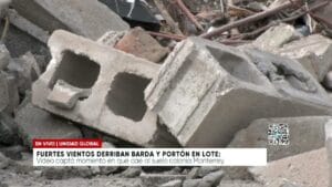 Fuertes vientos derriban barda y portón en lote. Noticias en tiempo real