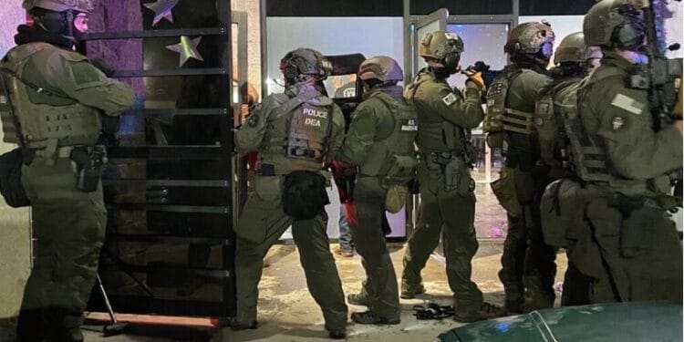La operación de la DEA en Colorado Springs también resultó en el decomiso de armas, drogas y dinero en efectivo