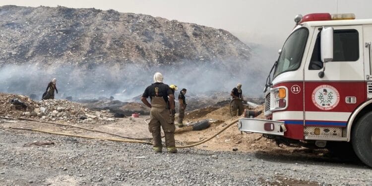 Un incendio se desata en un lote lleno de llantas y basura en la carretera a Casas Grandes, en Ciudad Juárez