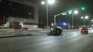 Vehículo vuelca sobre avenida Tecnológico; una mujer lesionada y un hombre detenido. Noticias en tiempo real