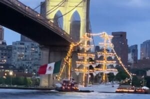 Velero Cuauhtémoc choca contra el Puente de Brooklyn en Nueva York.. Noticias en tiempo real