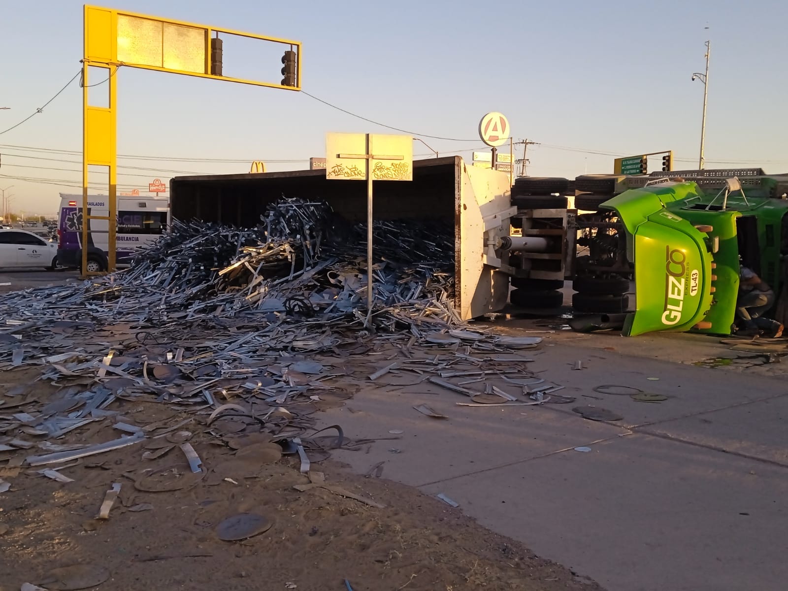 Vuelca camión materialista en Talamas y Lote Bravo; chofer sufre lesiones leves