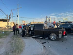 Impactante choque deja cuantiosos daños materiales en día festivo. Noticias en tiempo real