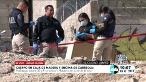 Cuerpo en caja de madera y encima de carriola. Noticias en tiempo real