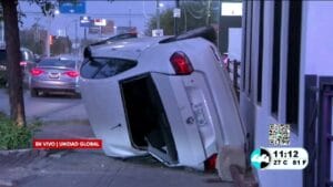 Una volcadura por meterse al confinado. Noticias en tiempo real