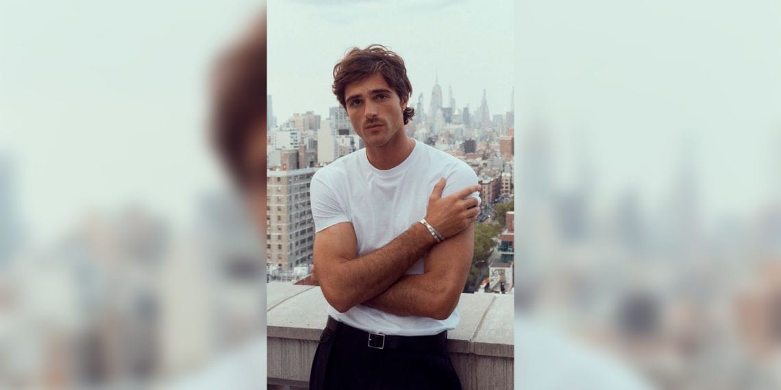 Jacob Elordi sorprende a fan durante vuelo y el momento se vuelve viral en redes