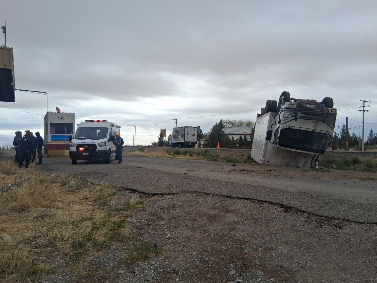 Volcadura en el Kilómetro 30 deja solo daños materiales